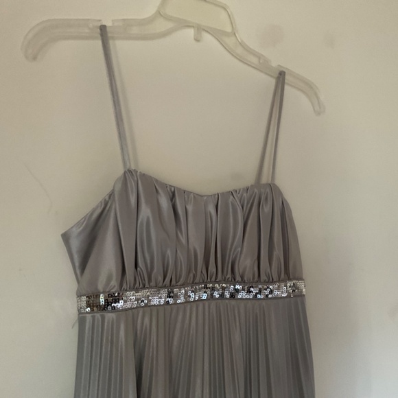 Silver Satin Party Dress with Sequin Waist and Plissé Skirt Size 4P - Picture 2 of 7